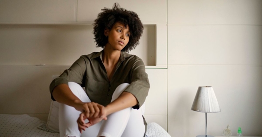 Mujer en su cama pensando en el accidente con lesiones personales en el que estuvo involucrada con un camión.